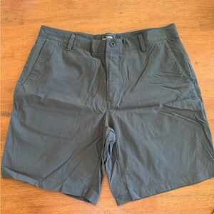 Men’s The North Face Shorts - size 36
Sprag 9” inseam
